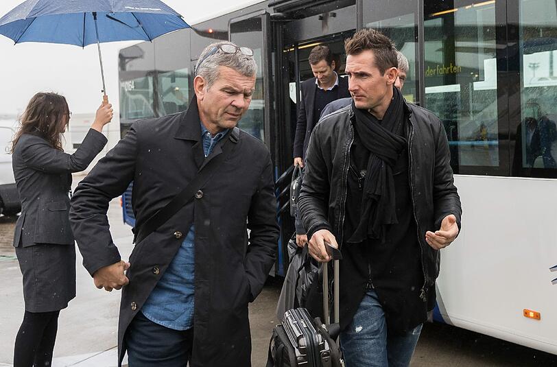 Miroslav Klose (r.) zusammen mit DFB-Physiotherapeut Christian Müller beim Abflug nach Rimini.