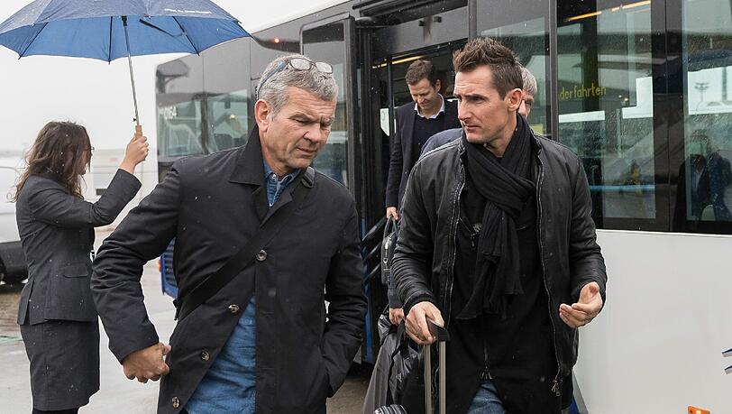 Miroslav Klose (r.) zusammen mit DFB-Physiotherapeut Christian Müller beim Abflug nach Rimini. Miroslav Klose (r.) zusammen mit DFB-Physiotherapeut Christian Müller beim Abflug nach Rimini.