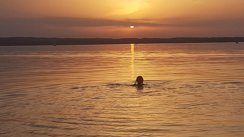Mehr braucht man eigentlich nicht an einem Sommerabend: den Ammersee, den Sonnenuntergang &ndash; und ein Tretboot.