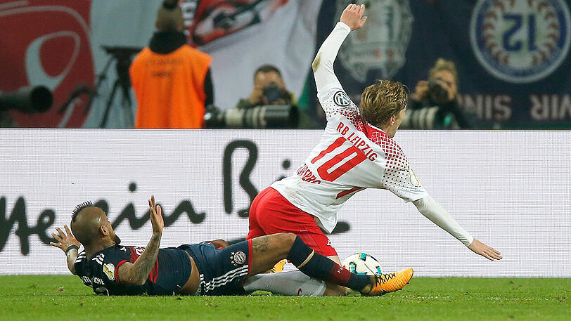 35. Minute: Bayerns Arturo Vidal holt Emil Forsberg von den Beinen. Das Foul beginnt vor dem Strafstoß, endet innerhalb. Schiedsrichter Felix Zwayer zeigt erst auf den Elfmeterpunkt, korrigiert sich nach Rücksprache mit seinem Assistenten und gibt Freistoß. Den setzt Forsberg auf die Latte.