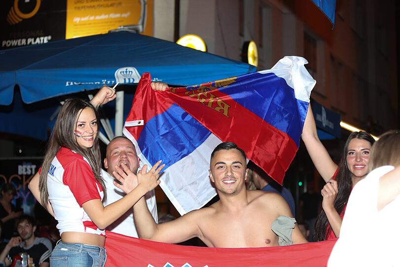 Autokorso und Party: Kroatische Fußballfans feiern auf der Leopoldstraße