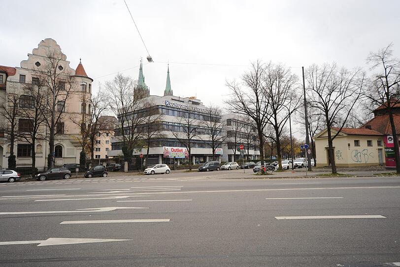 Dieses alte Bürogebäude kommt weg.