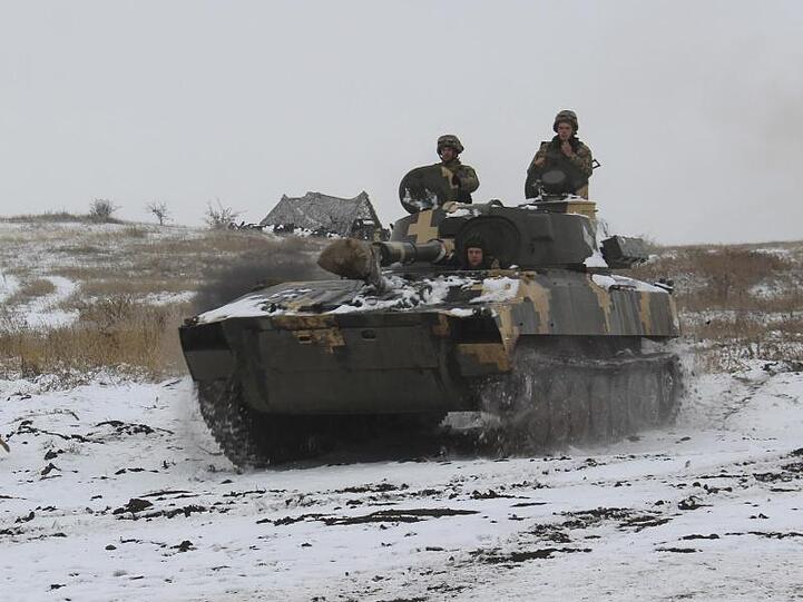 Soldaten der ukrainischen Armee sind auf dem Weg in die Ostukraine.