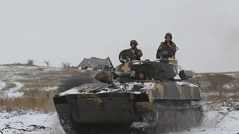 Soldaten der ukrainischen Armee sind auf dem Weg in die Ostukraine.