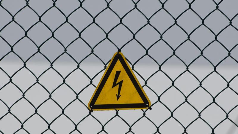 Ein Warnschild warnt an einem Zaun vor Strom. Foto: Armin Weigel/Archiv Ein Warnschild warnt an einem Zaun vor Strom. Foto: Armin Weigel/Archiv