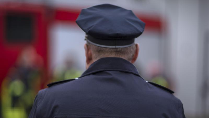 Polizisten stehen vor einem Polizeifahrzeug. Foto: Jens Büttner/Archivbild Polizisten stehen vor einem Polizeifahrzeug. Foto: Jens Büttner/Archivbild