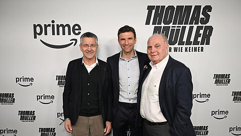Herbert Hainer, Thomas Müller und Uli Hoeneß bei der Film-Premiere von Müllers Doku.