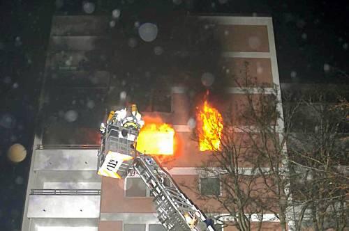 Die Feuerwehr bekämpft die tosenden Flammen in der Forstenrieder Allee 26.