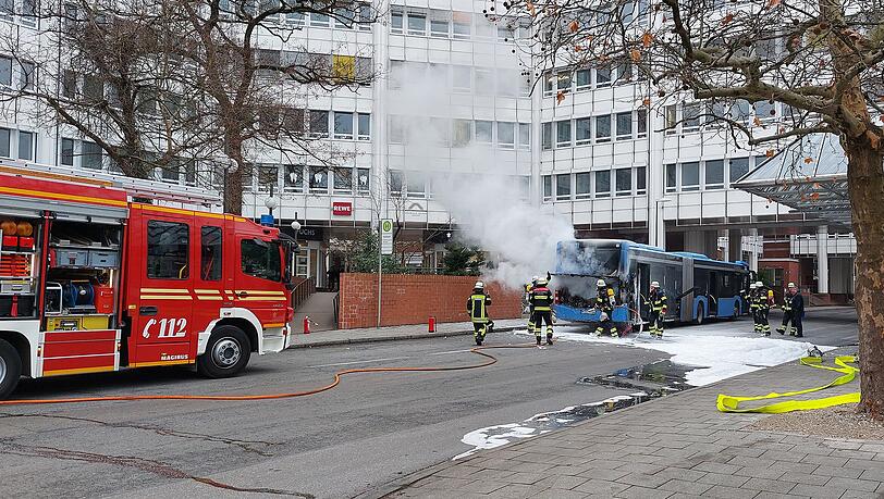 Am Arabellapark brennt ein Linienbus, es kommt niemand zu Schaden.