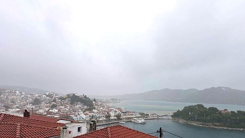 Auf der Urlaubsinsel Skiathos fiel wegen des Unwetters der Strom aus. (Archivbild) Auf der Urlaubsinsel Skiathos fiel wegen des Unwetters der Strom aus. (Archivbild)