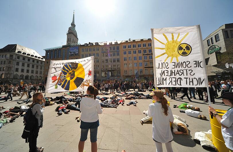 Auf dem Marienplatz demonstrieren Atomkraftgegner am Samstag gegen die Atomkraft.