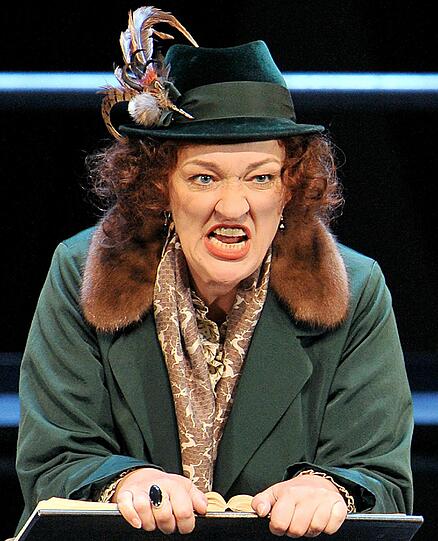 Michaela Schuster steht als Amme im Stück "Frau ohne Schatten" von Richard Strauss auf der Bühne.
