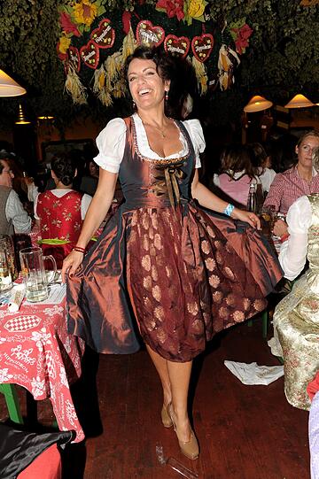 Christine Neubauer präsentiert am Samstagabend im Hippodrom ihr Dirndl.