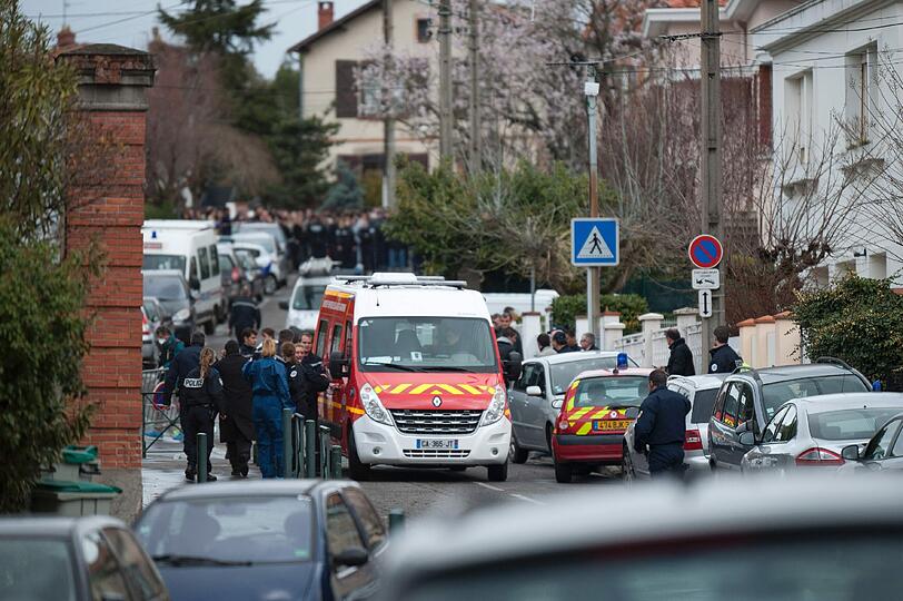 Bei einer Schießerei vor einer jüdischen Schule in
der südfranzösischen Stadt Toulouse sind nach Augenzeugenberichten
mindestens drei Menschen ums Leben gekommen.