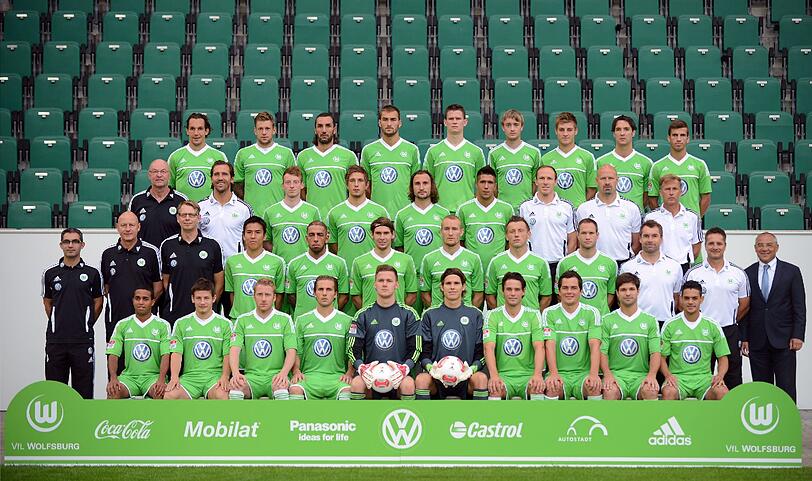 Das Mannschaftsfoto des VfL Wolfsburg: 4. Reihe von links: Emanuel Pogatetz, Marco Russ, Sotirios Kyrgiakos, Bas Dost, Alexander Madlung, Rasmus Jönsson, Robin Knoche, Srdjan Lakic, Ferhan Hasani. 3. Reihe von links: Heribert Rüttger (Zeugwart), Andre Lenz (Teammanager), Maximilian Arnold, Kevin Pannewitz, Petr Jiracek, Slobodan Medojevic, Oliver Mutschler (Rehatrainer), Andreas Hilfiker (Torwarttrainer), Andries Jonker (Co-Trainer). 2. Reihe von links: Michele Putaro (Physiotherapeut), Jörg Drill (Masseur), Manfred Kroß (Masseur), Makoto Hasebe, Ashkan Dejagah, Patrick Helmes, Thomas Kahlenberg, Ivica Olic, Jan Polak, Bernd Hollerbach (Co-Trainer), Werner Leuthard (Konditionstrainer), Felix Magath (Cheftrainer). 1. Reihe von links: Yohandry Orozco, Vaclav Pilar, Patrick Ochs, Peter Pekarik, Torwart Patrick Drewes, Torwart Marwin Hitz, Christian Träsch, Marcel Schäfer, Diego, Josue.