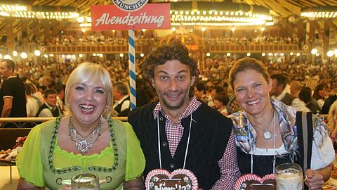 Grünen-Chefin Claudia Roth, Star-Tenor Jonas Kaufmann und seine Ehefrau, Mezzosopranistin Margarete Joswig.