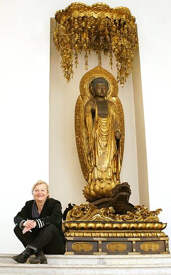 Bürgerreporterin Martha Schlüter (58) zu Füßen des Buddhas Amida im Völkerkundemuseum.