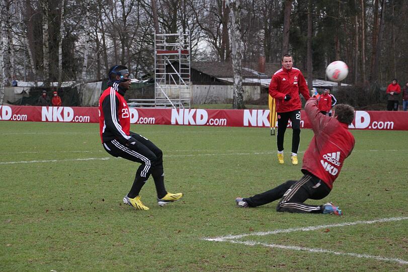 Roussel Ngankam chippt den Ball über Stephan Alexader.