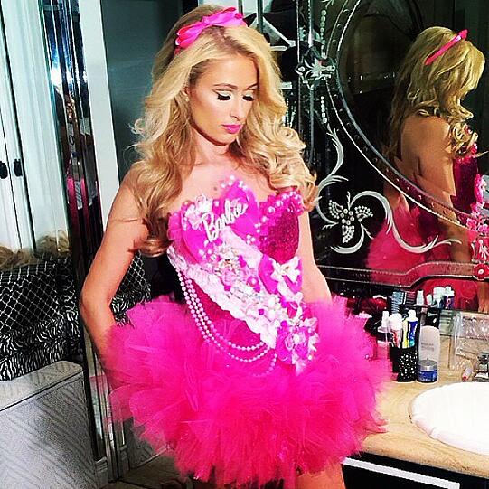 Hier Paris im Barbie-Outfit.