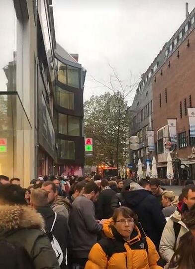 Die Rosenstraße in der Münchner Altstadt: Hunderte stehen am Freitagmorgen vor dem Apple-Store Schlange, sie alle wollen das neue iPhone X.