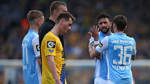 Deutliche Worte: Efkan Bekiroglu (Mi.) vom TSV 1860 und die Braunschweiger.