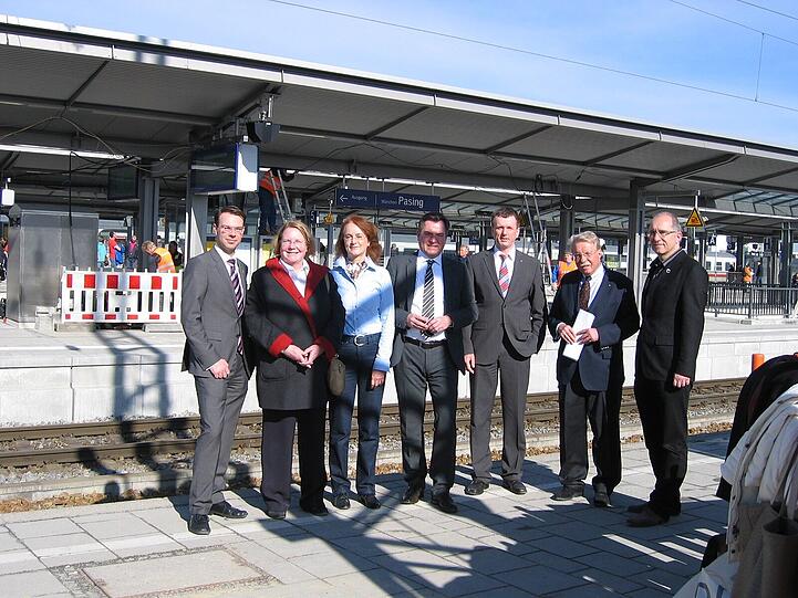 Von links nach rechts: Bezirksausschussmitglied Sven Wackermann, Bezirksrätin Barbara Kuhn, Bezirksausschussmitglied Maria Osterhuber-Völkl, Fraktionsvorsitzender Josef Schmid, DB-Konzernbevollmächtigter Klaus-Dieter Josel, Dr. Otmar Bernhard, MdL, Bezirksausschussmitglied Frieder Vogelsgesang.