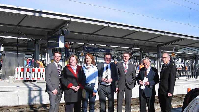 Von links nach rechts: Bezirksausschussmitglied Sven Wackermann, Bezirksrätin Barbara Kuhn, Bezirksausschussmitglied Maria Osterhuber-Völkl, Fraktionsvorsitzender Josef Schmid, DB-Konzernbevollmächtigter Klaus-Dieter Josel, Dr. Otmar Bernhard, MdL, Bezirksausschussmitglied Frieder Vogelsgesang. Von links nach rechts: Bezirksausschussmitglied Sven Wackermann, Bezirksrätin Barbara Kuhn, Bezirksausschussmitglied Maria Osterhuber-Völkl, Fraktionsvorsitzender Josef Schmid, DB-Konzernbevollmächtigter Klaus-Dieter Josel, Dr. Otmar Bernhard, MdL, Bezirksausschussmitglied Frieder Vogelsgesang.