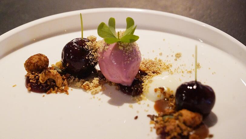 Gang 5: Kirsche mit Buttermilch, Granola und Karamell. Gang 5: Kirsche mit Buttermilch, Granola und Karamell.