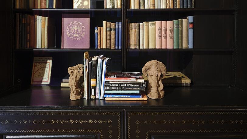 Integriert in die historischen Räume der Villa Stuck: Skulpturen von Alice Rekab. Als Buchstützen dienen hier sogenannte Nomoli-Figuren.