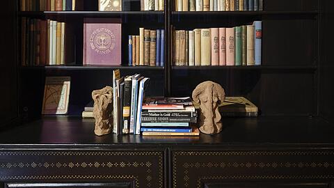 Integriert in die historischen Räume der Villa Stuck: Skulpturen von Alice Rekab. Als Buchstützen dienen hier sogenannte Nomoli-Figuren.