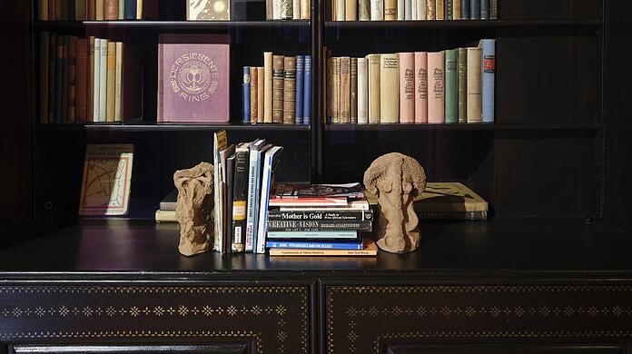 Integriert in die historischen Räume der Villa Stuck: Skulpturen von Alice Rekab. Als Buchstützen dienen hier sogenannte Nomoli-Figuren.