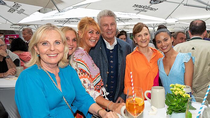 Allein unter Wirtinnen. Dieter Reiter mit (v.l.) Irene Scopel und Lisa Strauss (Goldig am Platzl), Dana Baehr (Weiberwirtschaft), Kristina Klaric (Wirtshaus im Braunauer Hof) und ihre Nichte Magdalena Klaric.