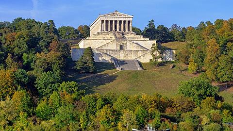 Die Walhalla über der Donau bei Donaustauf. Sie ehrt bedeutende Männer und Frauen zumeist mit Büsten, teils auch mit Gedenktafeln. Mittlerweile sind es 197 Geehrte. Im vergangenen Jahr haben mehr als 163.000 Menschen das Bauwerk im Landkreis Regensburg besucht.
