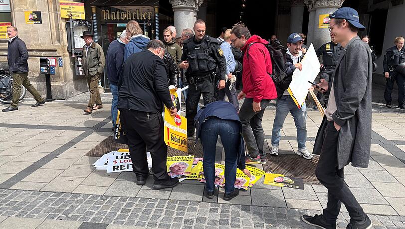 Auch direkt vor dem Rathaus durfte nicht demonstriert werden. Auch direkt vor dem Rathaus durfte nicht demonstriert werden.