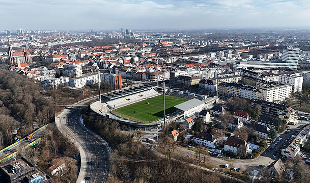 Das Luftbild zeigt anschaulich, wie eingebettet das Stadion in Giesing liegt.
