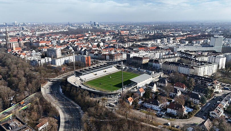 Das Luftbild zeigt anschaulich, wie eingebettet das Stadion in Giesing liegt.