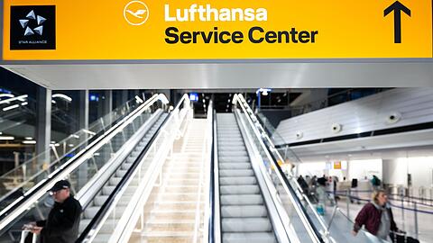 Wenig los bei der Lufthansa am Frankfurter Flughafen.