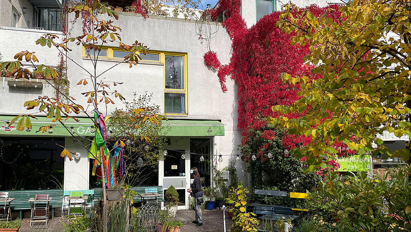 In der ruhigen Amalienpassage befindet sich der Gartensalon. In der ruhigen Amalienpassage befindet sich der Gartensalon.