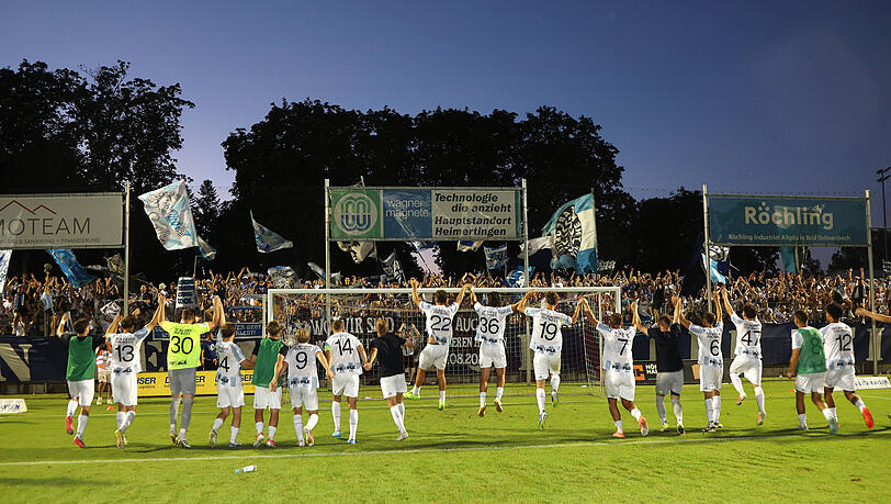 Die L&ouml;wen um Arian Calderon feierten nach dem 3:0 gegen den FC Memmingen mit den Fans.