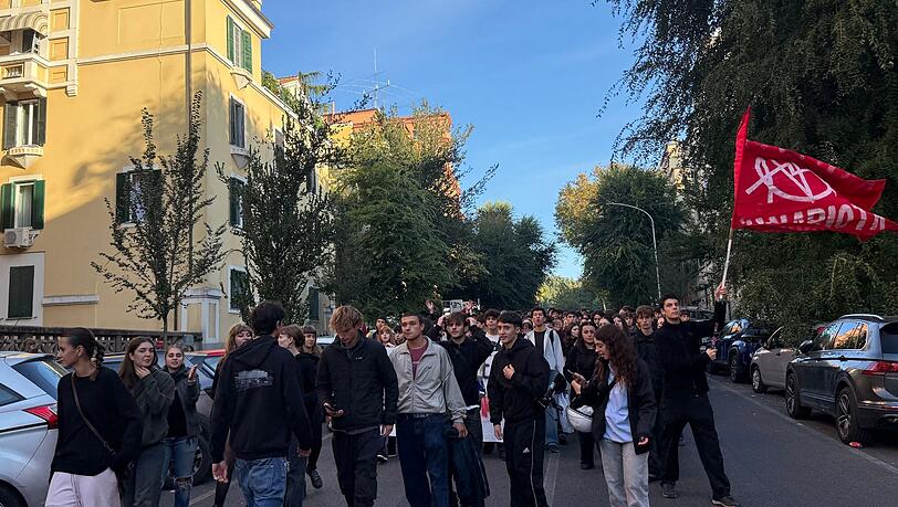 Auch in Italien gehen Schüler jetzt auf die Straßen. Auch in Italien gehen Schüler jetzt auf die Straßen.