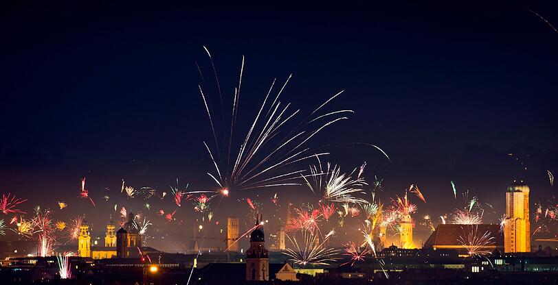 München in der Silvesternacht. Es ist beeindruckend wie sich die vielen einzelnen Feuerwerke zu einem Gesamtkunstwerk zusammenfügen.