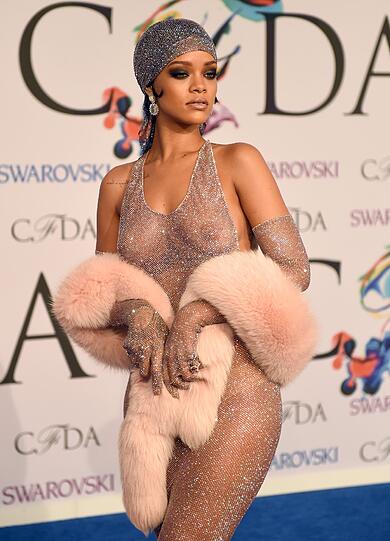 Po, Rücken, Brüste - die Bilder von Rihannas Auftritt beim Council of Designer of America Award in New York.