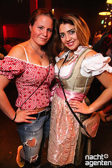 Bei der Party am Samstag unter dem gleichen Motto ging's sexy weiter...