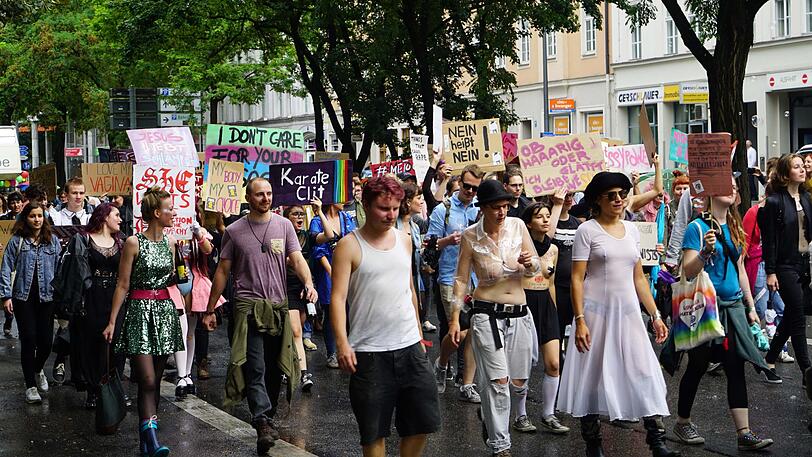 Slutwalk 2018 in München: Frauen und Männer kämpfen gemeinsam gegen Sexismus in der Gesellschaft und fordern sexuelle Selbstbestimmung für alle.