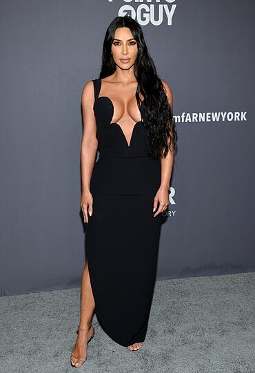 Was für ein Mega-Ausschnitt: Kim Kardashian lächelt cool.