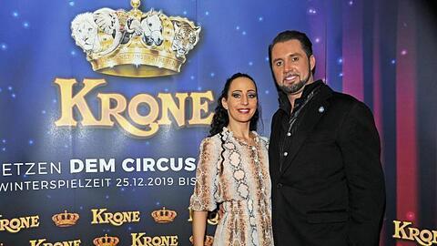 Jana Mandana Lacey-Krone, Chefin von Circus Krone und Ehemann Martin Lacey jr., Raubtierdompteur, lächeln. Foto: Ursula Düren/dpa/Archivbild