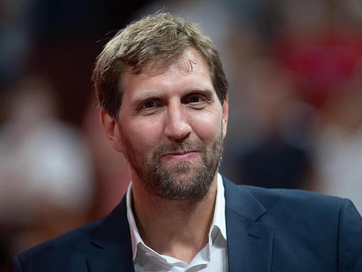 Dirk Nowitzki, ehemaliger Basketballspieler und WM-Botschafter, steht im Stadion. Foto: Swen Pförtner/dpa/Archivbild