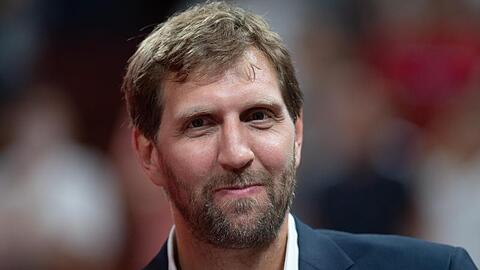 Dirk Nowitzki, ehemaliger Basketballspieler und WM-Botschafter, steht im Stadion. Foto: Swen Pförtner/dpa/Archivbild