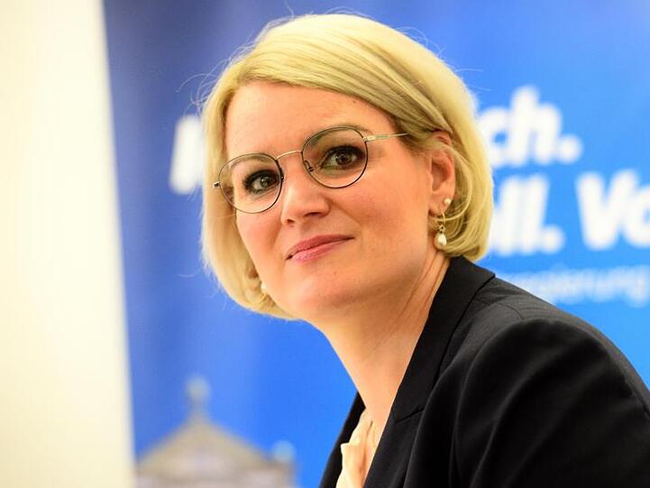 Eva Weber (CSU) steht im Rathaus vor einem Plakat. Foto: Stefan Puchner/Archivbild