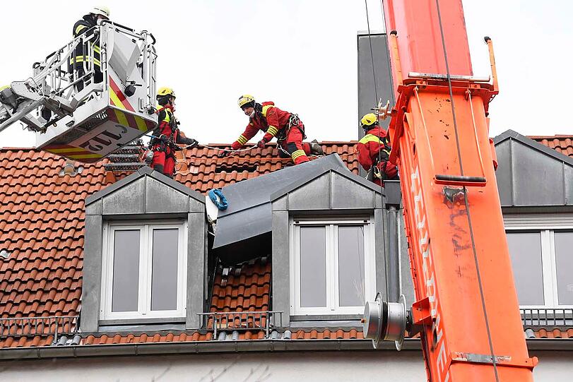 In der Wilramstraße in Ramersdorf stürzte ein tonnenschwerer Dachkamin  ab -  glücklicherweise blieb er zwischen zwei Gauben hängen.